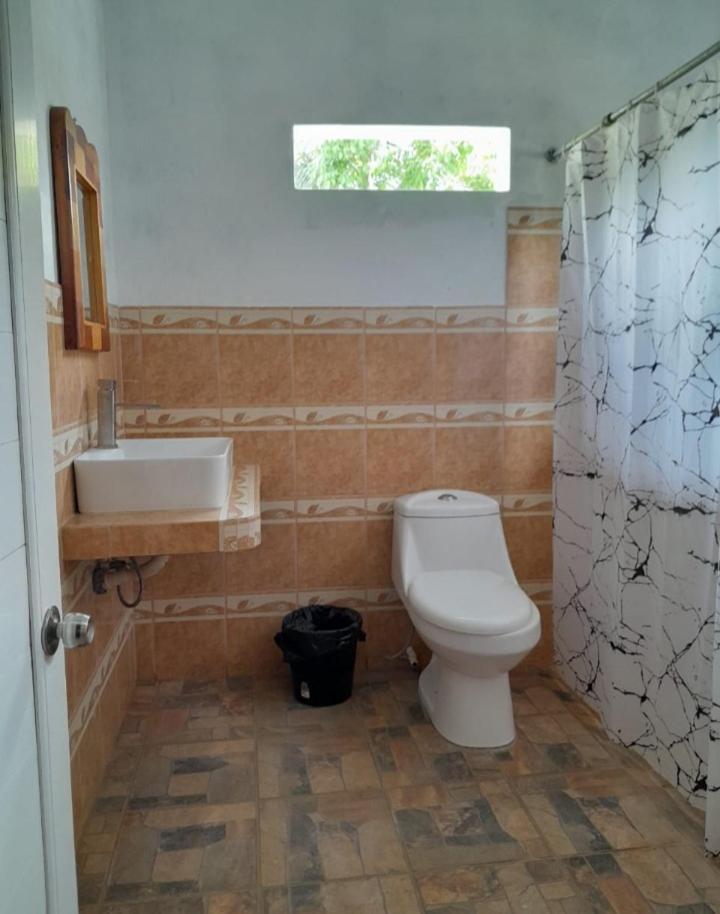 Hotel El Pez Dorado Rio Dulce Town Buitenkant foto